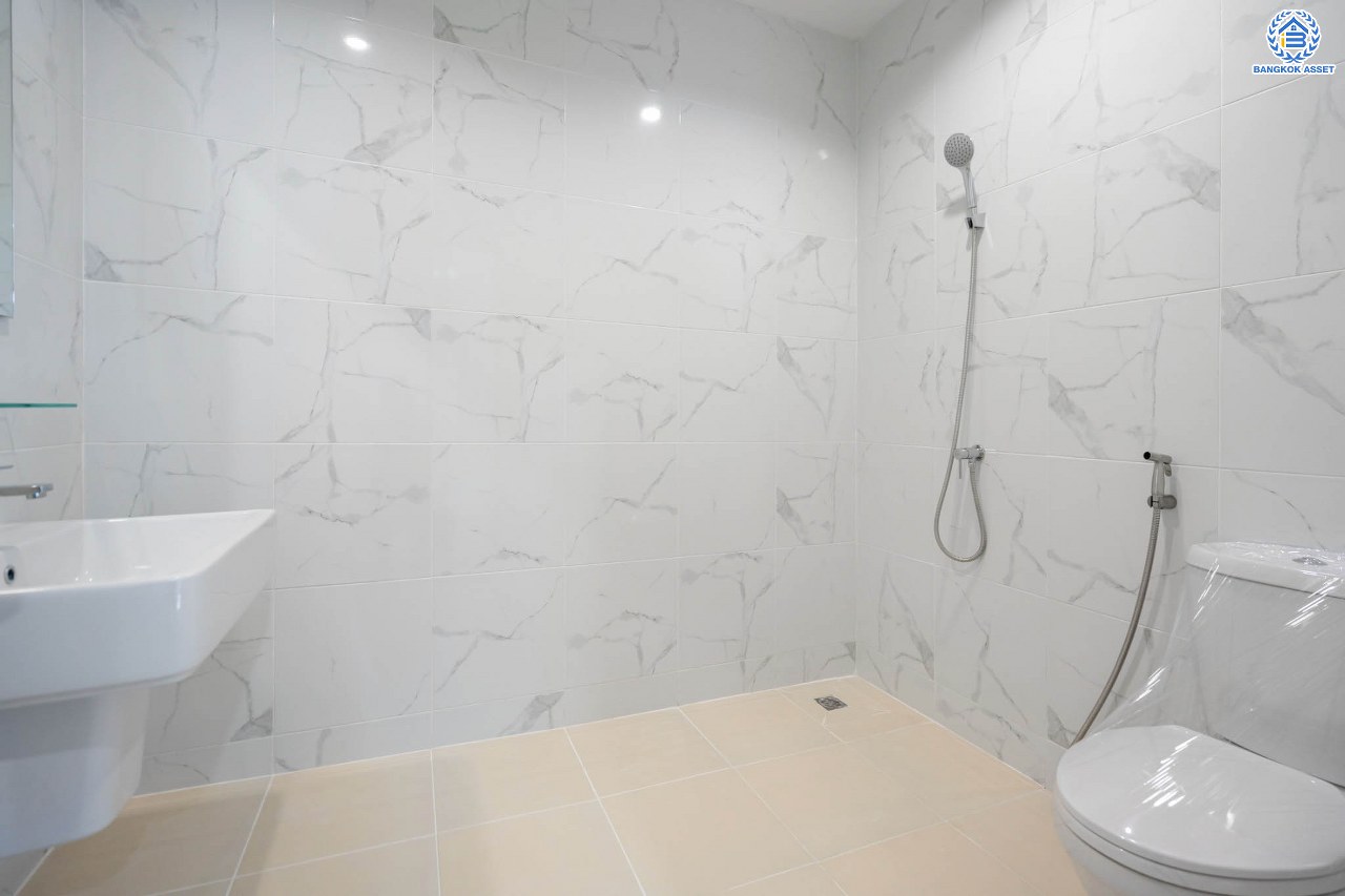 บ้านมือสองตกแต่งใหม่ ม.สัณห์ติสุข สรงประภา บ้านแฝดหลังมุม เนื้อที่ถึง 51.8 ตร.ว. ฟังก์ชัน 3 ห้องนอน 2 ห้องน้ำ 1 ห้องอเนกประสงค์ จอดรถได้ 2 คัน บนทำเลศักยภาพ เชื่อมต่อหลายเส้นทาง ใกล้ทางด่วน "ศรีรัช" และโรบินสัน ศรีสมาน